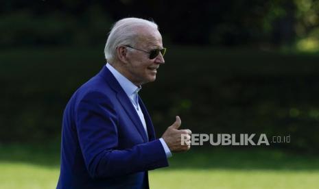 Presiden Joe Biden berjalan di Halaman Selatan Gedung Putih setelah turun dari Marine One, Rabu, 20 Juli 2022, di Washington. Biden kembali ke Washington setelah melakukan perjalanan ke Massachusetts untuk mengumumkan tindakan baru tentang perubahan iklim.