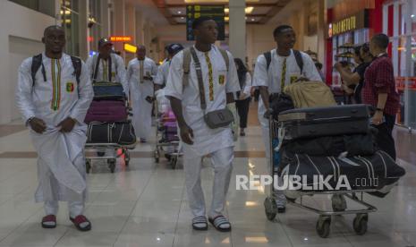 Pesepak bola Timnas Mali U-17 berjalan di terminal kedatangan setibanya di Bandara Adi Soemarmo, Boyolali, Jawa Tengah, Senin (6/11/2023). Timnas Mali U-17 akan bertanding pada Grup B Piala Dunia U-17 2023 bersama Uzbekistan, Kanada, dan Spanyol.  