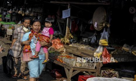 Sejumlah warga saat berbelanja tanpa memakai masker di Pasar Kemiri, Depok, Jawa Barat, Selasa (14/7). Pemerintah Provinsi Jawa Barat akan memberikan sanksi denda kepada masyarakat yang tidak menggunakan masker di tempat umum dan akan diberlakukan mulai Senin (27/7) mendatang. Republika/Putra M. Akbar