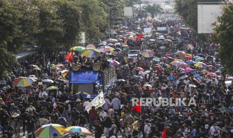 Pengunjuk rasa menuju ke rumah pemerintah selama unjuk rasa anti-pemerintah di Bangkok, Thailand, 14 Oktober 2020. Pengunjuk rasa pro-demokrasi mengambil bagian dalam unjuk rasa melawan elit kerajaan dan pemerintah yang didukung militer menyerukan pengunduran diri Perdana Menteri Thailand Prayut Chan -o-cha, penulisan ulang piagam baru monarki yang direformasi di bawah konstitusi.