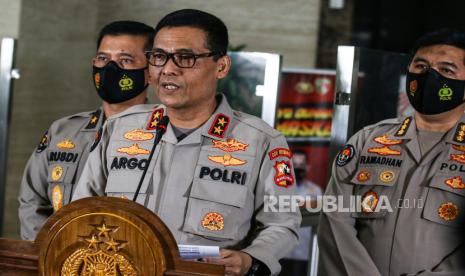 Kadivhumas Polri Irjen Pol Argo Yuwono (tengah) mengatakan tim siber Polri bekerja usut penghina lagu Indonesia Raya.