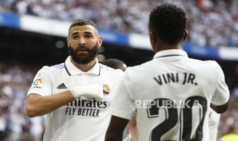 Penyerang Real Madrid Karim Benzema (kiri) berselebrasi setelah mencetak gol dalam laga lanjutan La Liga Spanyol.