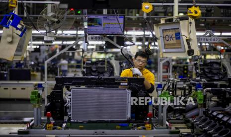  Seorang karyawan bekerja di pabrik Hyundai Mobis di Yancheng, provinsi Jiangsu, Cina, 15 Oktober 2020. Hyundai Mobis, sebagai salah satu dari tiga kekuatan utama Hyundai-KIA Motors Group, menempati peringkat ke-7 di dunia sebagai pemasok suku cadang mobil dan terbesar perusahaan suku cadang mobil di Korea. Mobis adalah perusahaan dengan perakitan modular suku cadang mobil.