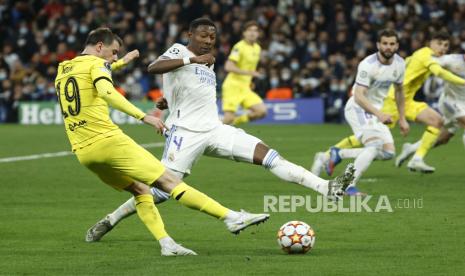  Bek Real Madrid David Alaba (kanan) beraksi melawan gelandang Chelsea Mason Mount dalam pertandingan Liga Champions musim lalu.