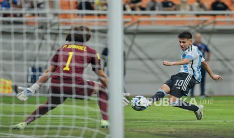 Pemain Timnas Argentina Echeverri Claudio (kanan) mencetak gol ke gawang timnas Brazil Phillipe Gabriel (kiri) saat bertanding pada babak perempat final Piala Dunia U17 di Stadion Jakarta International Stadium (JIS), Jakarta, Jumat (24/11/2023). Timnas Argentina berhasil lolos ke babak semi final usai mengalahkan timnas Brazil dengan skor 3-0.