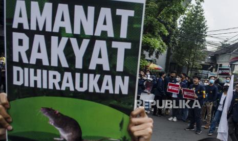 Mahasiswa dari sejumlah perguruan tinggi melakukan aksi unjuk rasa di depan Gedung DPRD Jawa Barat, Bandung, Jawa Barat, Kamis (30/6/2022). Dalam aksinya tersebut mahasiswa menolak pembahasan pengesahan sejumlah pasal pada RKHUP oleh DPR dan pemerintah karena dianggap bermasalah dan tidak sejalan dengan prinsip demokrasi dalam NKRI. (Ilustrasi)