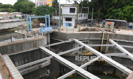 Suasana proyek pembangunan outlet sodetan Kali Ciliwung di Jakarta, Selasa (24/1/2023). Anggota DPRD DKI Hasan Basri sebut penganggaran Sodetan Ciliwung ada di masa Anies, namun tidak bisa dieksekusi saat itu juga.