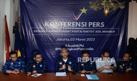 Ketua Umum Partai Rakyat Adil Makmur (PRIMA) Agus Jabo Priyono (ketiga kiri) bersama Sekjen PRIMA Dominggus Oktavianus Tobu Kiik (ketiga kanan) menyampaikan konferensi pers di Jakarta, Jumat (3/3/2023). Prima mengeklaim materi gugatan partainya yang dilayangkan ke Pengadilan Negeri Jakarta Pusat bukan merupakan sengketa pemilu melainkan menggugat KPU atas perkara perbuatan melawan hukum yang menghambat hak politik partainya serta meminta tahapan Pemilu 2024 diulang.