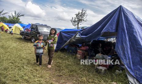 Sejumlah anak beraktivitas di area tenda pengungsian di Perkebunan Gedeh, Sukamulya, Kecamatan Cugenang, Kabupaten Cianjur, Rabu (23/11/2022). Berdasarkan data dari BPBD Provinsi Jawa Barat per Rabu (23/11/2022) pukul 09.00 WIB, jumlah pengungsi akibat gempa bumi 5,6 SR di Kabupaten Cianjur mencapai 58.362 orang. Republika/Abdan Syakura