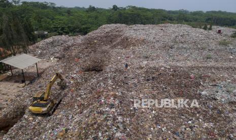 Foto udara kondisi tumpukan sampah di Tempat Pembuangan Akhir (TPA) Randukuning Kabupaten Batang, Jawa Tengah Jumat (22/10/2021). Dinas Lingkungan Hidup Kabupaten Batang menyatakan kondisi TPA Randukuning sudah melebihi batas ketentuan daya tampung atau overload, dengan produksi sampah mencapai 500 ton per hari dengan luasan TPA sebesar 2,5 hektare. 