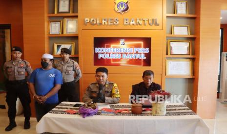 Kasi Humas Polres Bantul, AKP I Nengah Jeffry Prana Widnyana saat merilis penipuan dengan modus penggandaan uang di Mapolres Bantul, Rabu (31/1/2024).