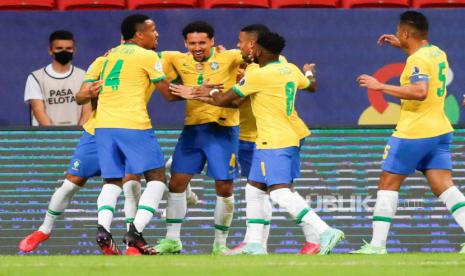 Para pemain Brasil merayakan gol.