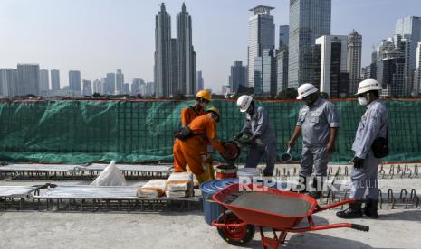 Sejumlah pekerja menyelesaikan proyek pembangunan longspan atau jembatan bentang panjang lintasan LRT Jabodebek di kawasan Dukuh Atas, Jakarta Selatan, Rabu (11/11).