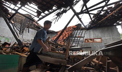 Angin kencang terjadi bersamaan dengan hujan deras di Grobogan, Jawa Tengah.