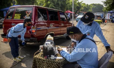 Petugas melakukan uji emisi kendaraan di Kalibata, Jakarta, Selasa (21/6/2022). Uji emisi bagi kendaraan roda empat itu sebagai upaya mewujudkan kualitas udara yang sehat di Ibu Kota. 