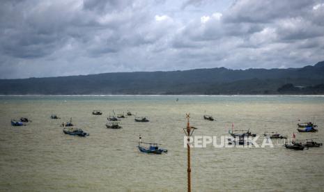 Badan Meteorologi, Klimatologi, dan Geofisika (BMKG) memprakirakan tinggi gelombang di Samudra Hindia selatan Jawa Barat (Jabar) hingga Daerah Istimewa Yogyakarta (DIY) bisa berkisar empat sampai enam meter atau sangat tinggi.