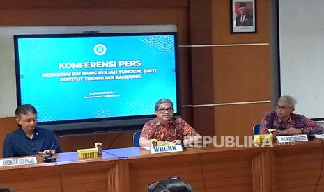 Pimpinan rektorat ITB Prof Muhammad Abduh Wakil Rektor Bidang Keuangan, Perencanaan, dan Pengembangan ITB (tengah), Direktur Keuangan ITB Anas maruf (tengah), Plh Sekretaris Institut ITB Taufik Hidayat (kanan) menjelaskan tentang isu uang kuliah tunggal (UKT) ITB, Rabu (31/1/2024).