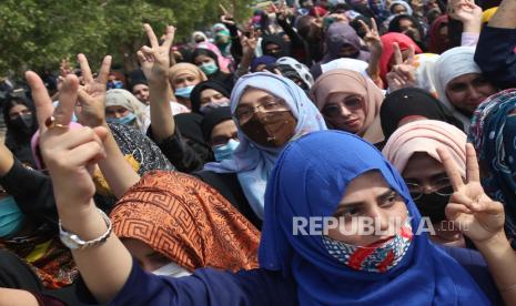 Mahasiswa dari Universitas Karachi meneriakkan slogan-slogan menentang India setelah seorang gadis Muslim di negara bagian Karnataka ditolak masuk ke perguruan tinggi karena menentang larangan hijab negara bagian, di Karachi, Pakistan, 14 Februari 2022. 