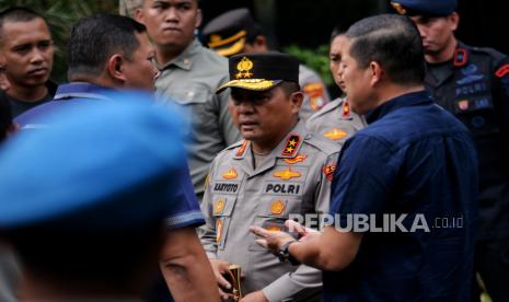 Kapolda Metro Jaya Irjen Karyoto meninjau kantor Majelis Ulama Indonesia pascainsiden penembakan di Jakarta, Selasa (2/5/2023). Dalam insiden tersebut pelaku penembakan tewas dan dua orang lainnya yakni resepsionis MUI mengalami luka pada bagian punggung dan pegawai MUI lainnya terluka akibat menabrak pintu saat menghindari tembakan tersebut. Dalam peristiwa tersebut, pihak Kepolisian masih melakukan penyidikan terkait pelacakan latar belakang pelaku penembakan di Gedung MUI tersebut.