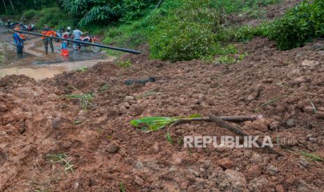 Warga melihat longsoran tanah di Kampung Jaha, Lebak, Banten.