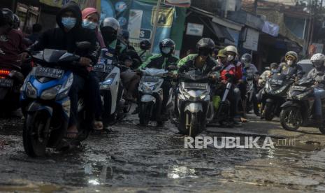 Sejumlah kendaraan melintasi jalanan yang rusak di Jalan Raya Bojong Gede - Pabuaran, Kabupaten Bogor, Jawa Barat, Senin (13/9). Kondisi jalan yang rusak tersebut dapat membahayakan pengendara dan membuat arus lalu lintas terhambat. 