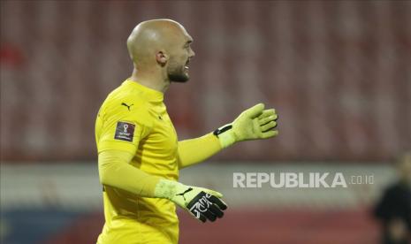 Kiper Serbia Marko Dmitrovic bereaksi.