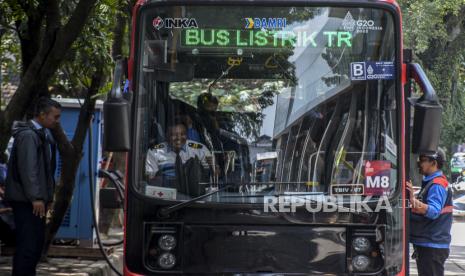 Bus listrik terparkir di Terminal Leuwipanjang, Kota Bandung, Selasa (20/12/2022). Sebanyak delapan unit bus listrik bantuan dari Kementerian Perhubungan (Kemenhub) mulai diujicobakan di Kota Bandung pada Senin (19/12/2022). Untuk tahap pertama, bus listrik diuji coba melalui rute Terminal Leuwipanjang-Dago dengan tarif Rp4.900. Republika/Abdan Syakura