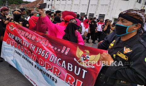 Peserta aksi dari Aliansi Jogja Bersatu menggelar unjuk rasa di Titik Nol Yogyakarta, Senin (6/7). Dalam aksinya mereka menuntut pencabutan RUU Haluan Idiologi Pancasila (HIP) di DPR RI.