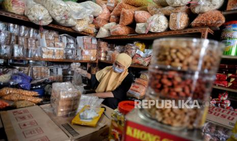 Penjual Kue Kering di Pasar Senen Kekurangan Stok. Pekerja mengemas kue kering di salah satu toko kue kering di kawasan Ciracas, Jakarta, Senin (3/5). Menjelang Idul Fitri 1442 Hijriah sejumlah pedagang mengaku mengalami peningkatan penjualan mencapai 30 persen dibanding tahun sebelumnya. Republika/Thoudy Badai