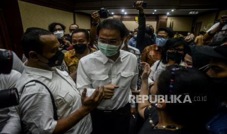 Mantan Wakil Ketua DPR Azis Syamsuddin usai menjalani sidang putusan kasus suap kepada mantan penyidik KPK AKP Stepanus Robin Pattuju di Pengadilan Tipikor, Jakarta, Kamis (17/2/2022). Azis Syamsuddin divonis 3 tahun 6 bulan penjara, denda Rp 250 juta subsider 4 bulan kurungan dan pencabutan hak politik. Republika/Putra M. Akbar