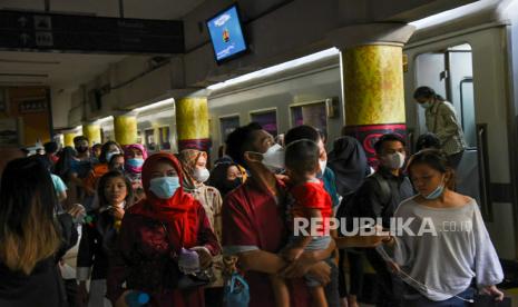 Penumpang bersiap menaiki kereta api Sribilah di Stasiun Kota Medan, Sumatera Utara, Kamis (23/12/2021). 