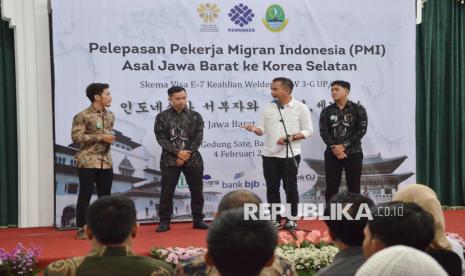 Pj Gubernur Jawa Barat (Jabar) Bey Machmudin berbincang dengan calon tenaga kerja migran saat Pelepasan Pekerja Migran Indonesia (PMI) Asal Jabar ke Korea Selatan di Gedung Sate, Kota Bandung, Selasa (4/2/2025). Para PMI ini akan bekerja dengan skema penempatan visa kerja untuk Warga Negara Asing yang memiliki keahlian dan keterampilan teknis sesuai dengan bidangnya.