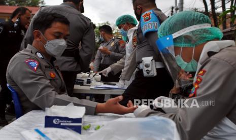 Seorang anggota Polisi mengikuti tes cepat di Polda Sulut, Manado, Sulawesi Utara, Jumat (27/11/2020). Sebanyak 770 Personel pengamanan Pilkada Polda Sulawesi Utara yang akan bertugas di Tempat Pemungutan Suara (TPS) menjalani tes cepat sebagai salah satu upaya mencegah penyebaran Covid-19.