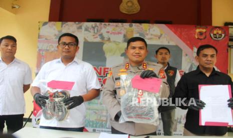 Kapolres Sukabumi AKBP Maruly Pardede menggelar keterangan pers.