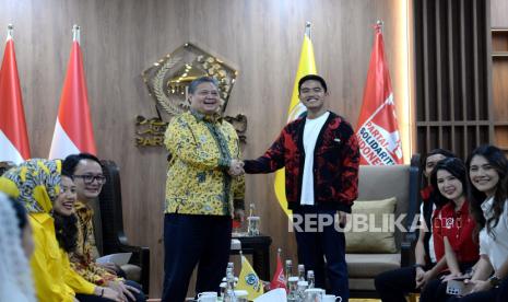 Ketua Umum PSI Kaesang Pangarep bersama Ketua Umum Partai Golkar Airlangga Hartarto berjabat tangan saat melakukan pertemuan di Kantor DPP Golkar, Jakarta, Rabu (18/10/2023). Pertemuan tersebut merupakan silahturahmi politik menjelang Pemilu dan Pilpres 2024. 