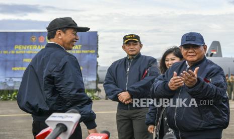 Presiden Joko Widodo (kiri) didampingi Menteri Pertahanan Prabowo Subianto (kanan) dan Kepala Staf TNI Angkatan Darat (KSAD) Jenderal TNI Maruli Simanjuntak (kedua kiri) menjawab pertanyaan wartawan usai mengikuti kegiatan serah terima alutsista pesawat dari Pemerintah untuk TNI di Lanud Halim Perdanakusuma, Jakarta, Rabu (24/1/2024). Menhan menyerahkan alat utama sistem persenjataan (alutsista) sebanyak lima unit pesawat C-130 J-30 Super Hercules dan delapan unit helikopter H225M untuk TNI AU, dan empat helikopter A5 550 Fennec untuk TNI AD, dan delapan unit helikopter Panther AS565 MBE untuk TNI AL.