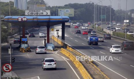 Sejumlah kendaraan melintas di ruas jalan tol Jagorawi, Cibubur, Jakarta Timur (ilustrasi). Operator jalan tol akan menerapkan teknologi transaksi pembayaran tol non-tunai tanpa sentuh (nir-sentuh) atau multi-lane free flow (MLFF), untuk mengurangi kepadatan di gardu pembayaran jalan tol. ANTARA FOTO/Yulius Satria Wijaya/foc.