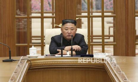 Dalam foto yang disediakan oleh pemerintah Korea Utara ini, Kim Jong Un menghadiri pertemuan di Pyongyang, Korea Utara, Jumat, 4 Juni 2021. 