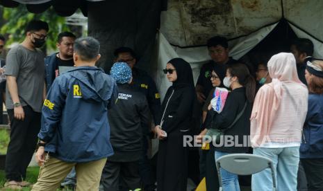 Artis yang juga orang tua dari anak korban meninggal akibat tenggelam D (6) Tamara Tyasmara (tengah) berbincang dengan tim dokter forensik saat akan dilakukan proses ekshumasi jenazah anaknya di TPU Jeruk Purut, Jakarta, Selasa (6/2/2024). Ditreskrimum Polda Metro Jaya bersama tim Forensik RS Polri melakukan ekshumasi terhadap korban anak dari artis Tamara Tyasmara nerinisial D (6) yang tenggelam di kolam renang kawasan Jakarta Timur untuk dilakukan proses penyelidikan atau penyidikan dengan mengutamakan pembuktian melalui scientific investigation crime dalam mengungkap penyebab kematian korban.