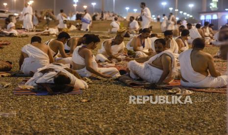 Jamaah haji mengumpulkan batu di Musdalifah, Jumat malam, untuk melontar Jumrah selama haji tahunan, dekat kota suci Mekah, Arab Saudi, Jumat, 8 Juli 2022. Pusat Pengelolaan Sampah Arab Saudi Daur Ulang Kain Ihram Jamaah Haji