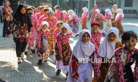 Sejumlah siswa berjalan mengenakan aksesoris dan busana dari kain batik saat mengikuti parade inovasi batik katulistiwa di SD Negeri Pekunden, Semarang, Jawa Tengah, Jumat (29/9/2023).  Parade dengan memakai berbagai macam motif aksesoris dan busana kain batik yang diikuti ratusan pelajar sekolah itu digelar untuk mengenalkan serta melestarikan fesyen budaya khas Indonesia kepada generasi muda sekaligus menyambut Hari Batik Nasional.