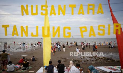 Sejumlah pengunjung berwisata di Pantai Tanjung Pasir, Kabupaten Tangerang, Banten, Ahad (4/4/2021). 