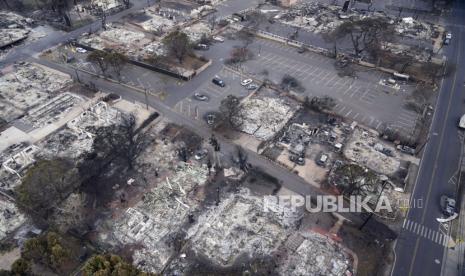 Puing-puing kebakaran terlihat Kamis, 10 Agustus 2023, di Lahaina, Hawaii.