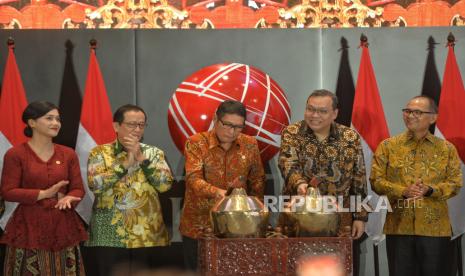 Kepala Eksekutif Pengawas Pasar Modal, Keuangan Derivatif, dan Bursa Karbon Otoritas Jasa Keuangan (OJK) Inarno Djajadi (tiga kiri) bersama dengan Direktur Utama Bursa Efek Indonesia (BEI) Iman Rachman (dua kanan) memukul gamelan saat penutupan perdagangan Bursa Efek Indonesia (BEI) tahun 2023 di gedung BEI, Jakarta, Jumat (29/12/2023). Pada penutupan perdagangan BEI 2023, IHSG ditutup melemah 31.09 poin (0,43 persen) ke 7.272,79. BEI mencatat, terdapat rekor baru dari sisi kapitalisasi pasar tertinggi sepanjang sejarah, yakni mencapai angka Rp11.762 triliun per 28 Desember 2023. Rekor baru lain juga tercatat dari sisi volume transaksi harian tertinggi sepanjang sejarah, yakni sebesar 89 miliar lembar saham pada 31 Mei 2023.