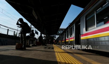 Calon penumpang menunggu keberangkatan KRL di Stasiun Tanah Abang, Jakarta.