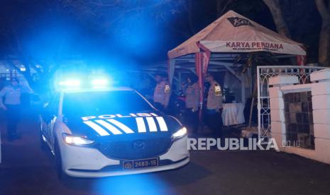 Polres Indramayu melakukan pengawalan ketat dalam pengiriman hasil rekapitulasi perhitungan perolehan suara Pemilu 2024 di Kabupaten Indramayu, ke tingkat provinsi, Kamis (29/2/2024) malam. 