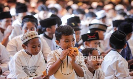 Sejumlah anak yatim saat menikmati hidangan takjil di Jakarta, Kamis (28/3/2024). PT Adaro Energy Indonesia menggelar buka puasa bersama ribuan anak yatim dari 14 panti asuhan di Jabodetabek. Acara yang rutin setiap tahunnya dilakukan dan merupakan yang ke-12 kalinya ini bertemakan Segarkan Hati dengan Berbagi.