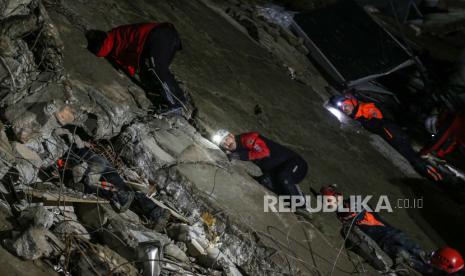 Personil darurat selama operasi pencarian dan penyelamatan di lokasi bangunan yang runtuh setelah gempa bumi di distrik Iskenderun Hatay, Turki, (06/02/2023). Dua gempa bumi melanda Turki selatan dekat perbatasan Suriah pada 06 Februari 2023. Ribuan orang tewas dan lebih dari tujuh ribu telah terluka di Turki, menurut AFAD, Kepresidenan Manajemen Bencana dan Darurat Turki.