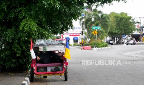 Tukang becak menunggu penumpang di sudut kota Yogyakarta, Selasa (3/8). Tukang becak menjadi salah satu bagian terdampak cukup parah selama PPKM Darurat diberlakukan. Pasalnya, mereka biasanya berharap dari wisatawan yang akan mengunjungi objek wisata atau membeli oleh-oleg. Imbas sepinya wisatawan banyak becak yang dibiarkan oleh pemilik di beberapa sudut kota Yogyakarta. Jika tidak ada sama sekali pengunjung, mereka berharap dari dermawan yang memberikan bantuan untuk bertahan hidup.