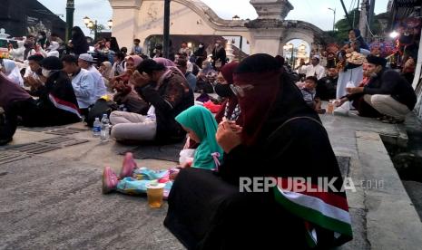 Aksi buka bersama, galang dana dan doa untuk Masjidil Aqsa oleh Forum Ukhuwah Islamiyah (FUI) di Jalan Pangurakan, Yogyakarta, Ahad (9/4/2023). Pada aksi ini FUI mengutuk serangan Zionis Israel ke warga Palestina yang beribadah di Masjidil Aqsha saat Ramadhan. Selain itu, peserta juga menggalang pengumpulan dana untuk bantuan ke Palestina.